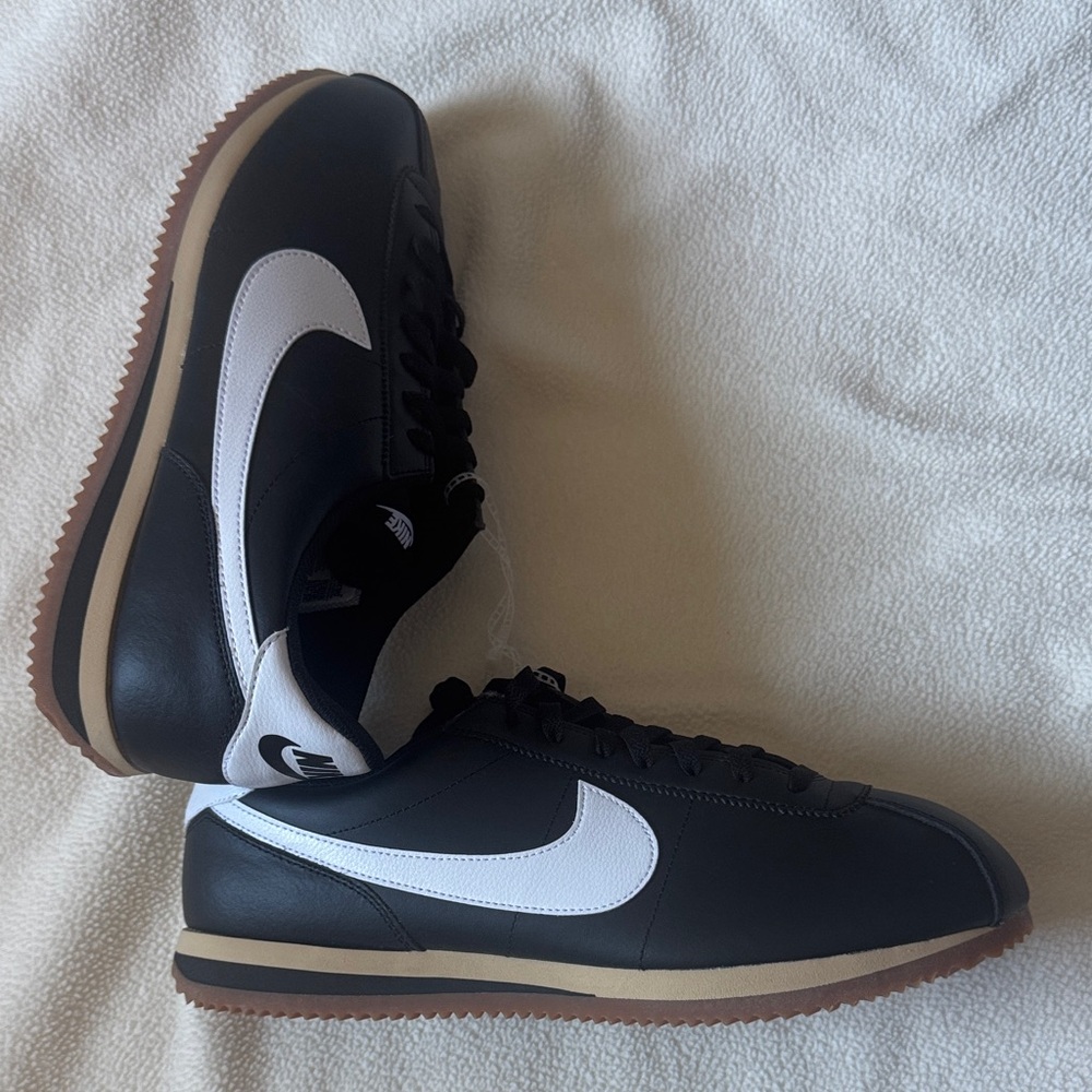 Nike Men's Black and White Classic Sneakers